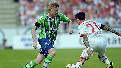 Der Wolfsburger Kevin De Bruyne im Duell mit dem Kölner Leonardo Bittencourt (rechts).