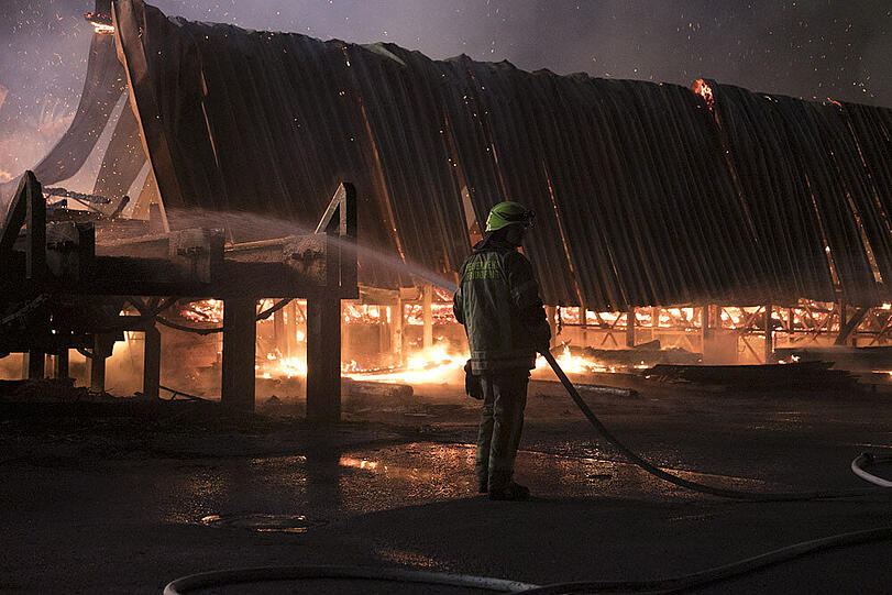 Bilder vom großen Feuerwehreinsatz in Fridolfing am Dienstagabend. Der Sachschaden ist nach dem Brand eines Sägewerks immens.