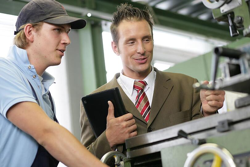 Industriekaufmänner kontrollieren zum Beispiel die Verkaufspreise.
