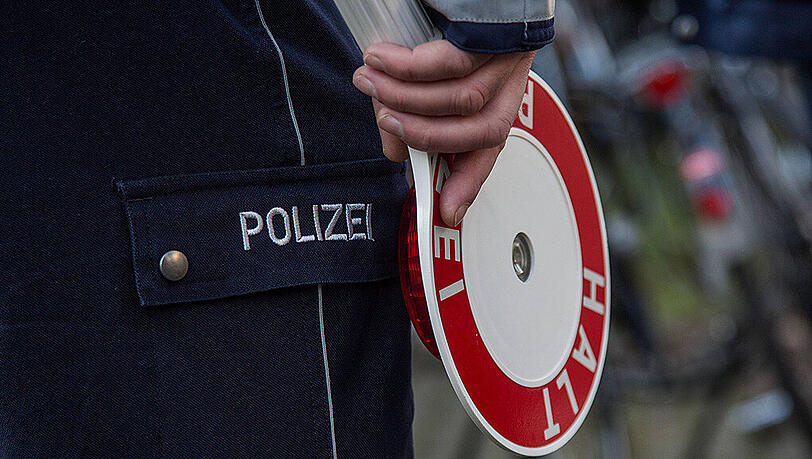 Während der Unfallaufnahme wurde die Unfallstelle für den Verkehr gesperrt - es kam zu Verkehrsbehinderungen. Während der Unfallaufnahme wurde die Unfallstelle für den Verkehr gesperrt - es kam zu Verkehrsbehinderungen.