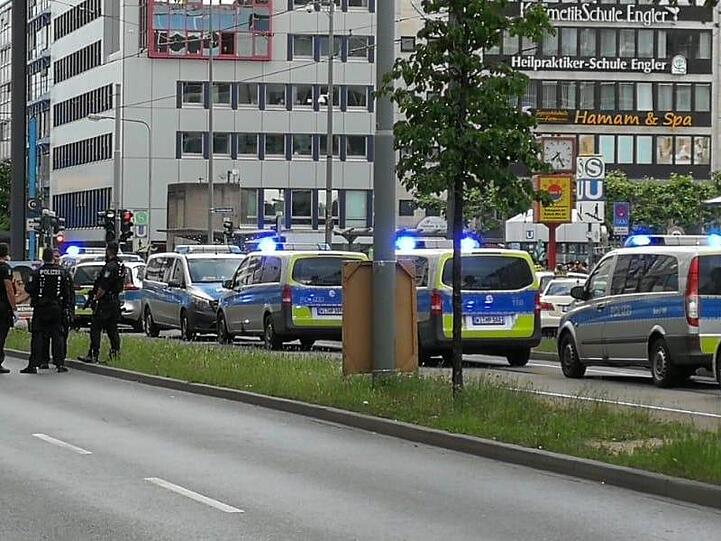 Polizisten und Zahlreiche Streifenwagen stehen auf einer Straße in der Innenstadt von Frankfurt. Nach den Schüssen in der Frankfurter Innenstadt mit zwei Leichtverletzten sind die Hintergründe weiter unklar.