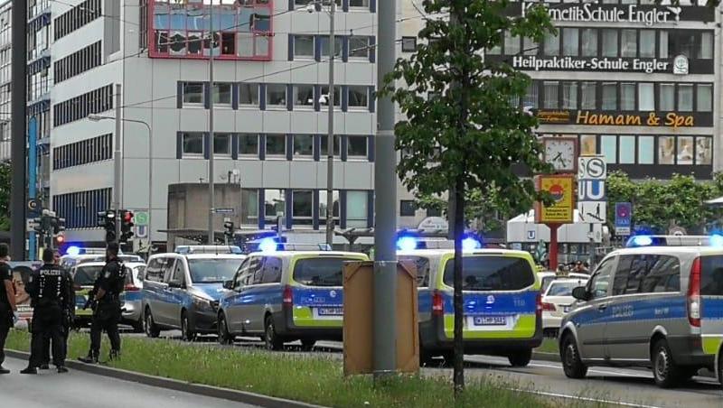 Polizisten und Zahlreiche Streifenwagen stehen auf einer Straße in der Innenstadt von Frankfurt. Nach den Schüssen in der Frankfurter Innenstadt mit zwei Leichtverletzten sind die Hintergründe weiter unklar. Polizisten und Zahlreiche Streifenwagen stehen auf einer Straße in der Innenstadt von Frankfurt. Nach den Schüssen in der Frankfurter Innenstadt mit zwei Leichtverletzten sind die Hintergründe weiter unklar.