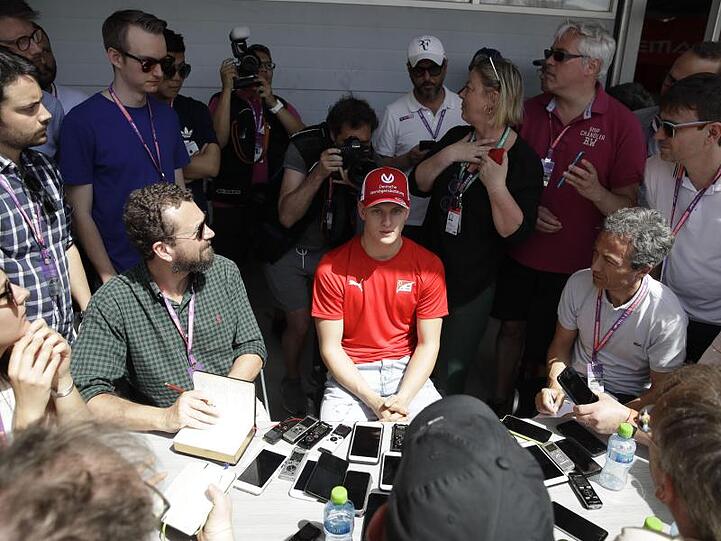 Formel-2-Pilot Mick Schumacher bei einer Presserunde an der Rennstrecke in Sakhir.