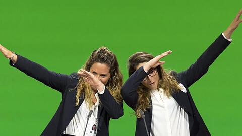 Michela Moioli(l)und Sofia Goggia, Wintersportlerinnen aus Italien, gestikulieren bei der IOC. Foto: Laurent Gillieron/Archiv