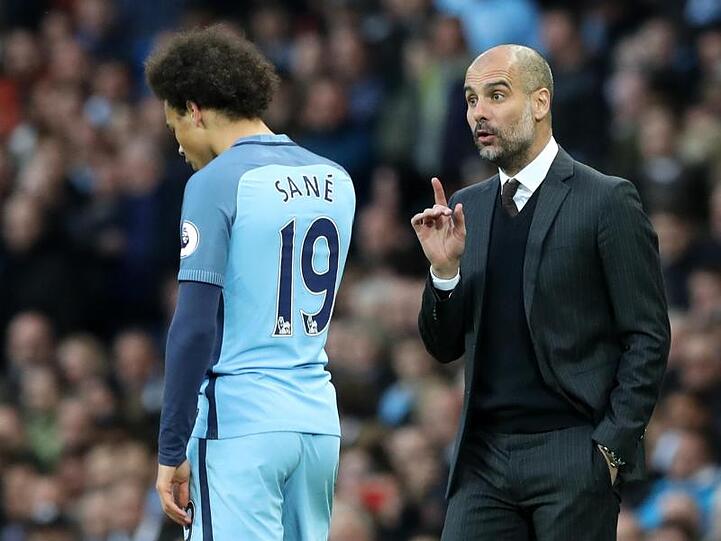 City-Trainer Pep Guardiola (r.) spricht zu Leroy Sané. Foto: Martin Rickett/Press Association