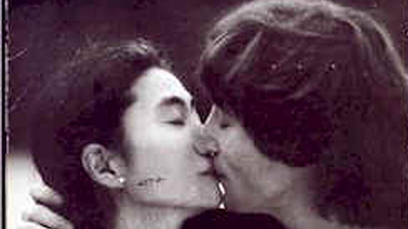 Das Album "Double Fantasy" - auf Yokos Backe sieht man die Markierungen der Polizei