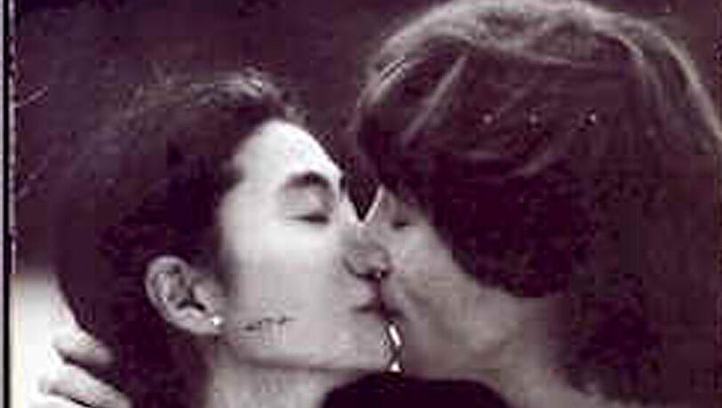 Das Album "Double Fantasy" - auf Yokos Backe sieht man die Markierungen der Polizei Das Album "Double Fantasy" - auf Yokos Backe sieht man die Markierungen der Polizei