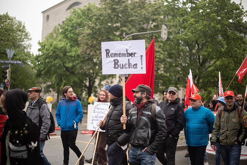 Großer Demozug durch München am Tag der Arbeit. Rund 4.000 Menschen beteiligten sich an der Kundgebung. Die Bilder.