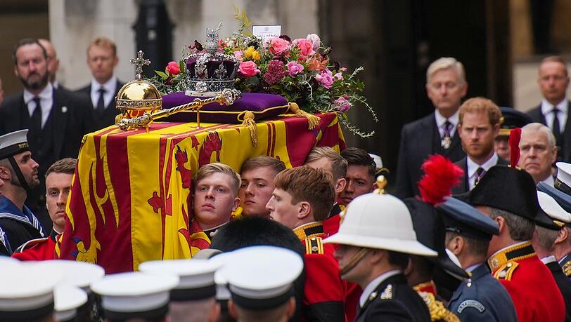 Der Sarg von Queen Elizabeth II. besteht teilweise aus Blei und zeigt zahlreiche Symbole ihrer Herrschaft über das Vereinigte Königreich.