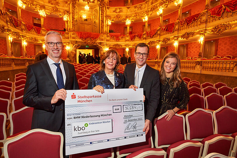 Bernd Döpke, Ursula Prinzessin von Bayern, Dr. Volker Mall und Nina Eichinger präsentierten die Spendensumme.