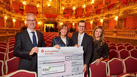 Bernd Döpke, Ursula Prinzessin von Bayern, Dr. Volker Mall und Nina Eichinger präsentierten die Spendensumme.