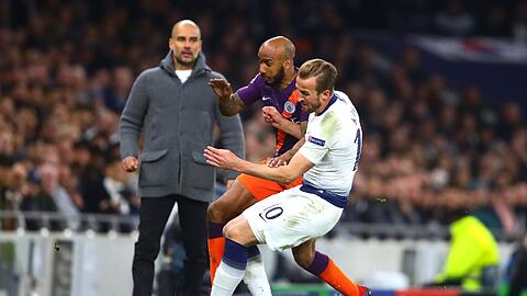 Fabian Delph (M) von Manchester City foult Harry Kane (r) von Tottenham.