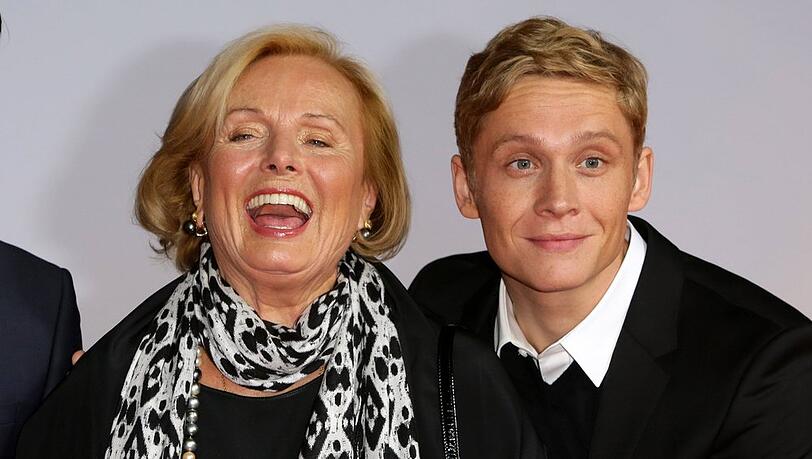 Am 8. Oktober 2013 strahlten Ruth Maria Kubitschek und Matthias Schweighöfer gemeinsam bei der Premiere des Films "Frau Ella" in Berlin. Am 8. Oktober 2013 strahlten Ruth Maria Kubitschek und Matthias Schweighöfer gemeinsam bei der Premiere des Films "Frau Ella" in Berlin.