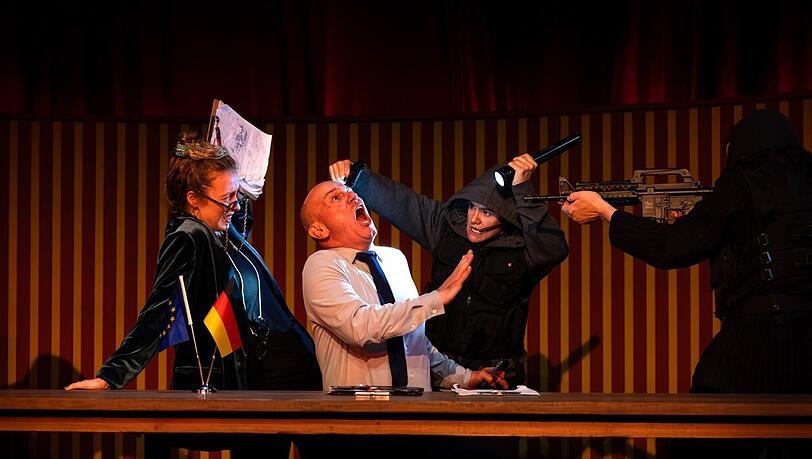 Der Kanzler (Hubert Schedlbauer) wird bedroht.