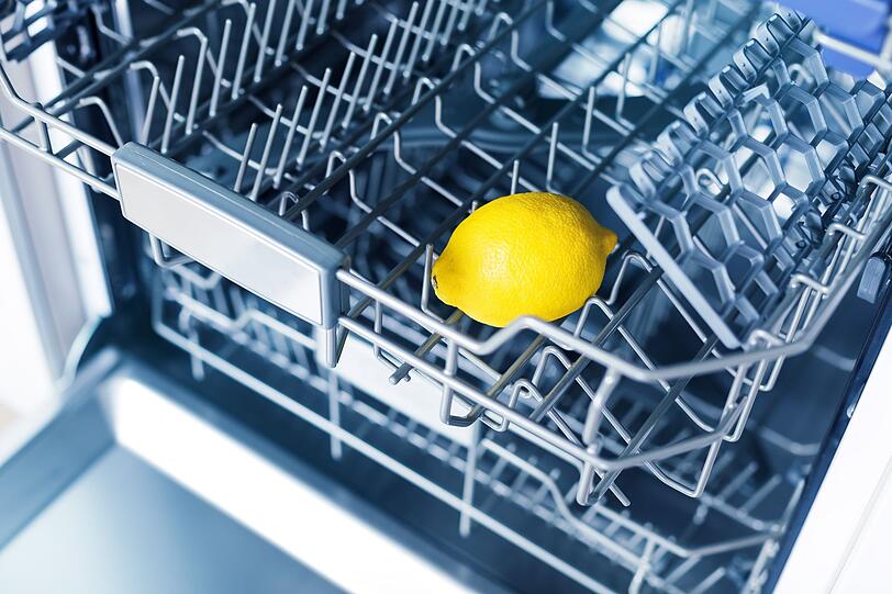 Auch gegen Wasserflecken etwa auf Weingläsern ist Zitronensaft ein sehr gutes Mittel. Dafür reichen einige Tropfen Zitronensaft auf einem feuchten Tuch, um Gläser streifenfrei und ohne fettige Fingerabdrücke zu polieren. Ein weiterer Haushalts-Tipp: Zitronenschale in der Spülmaschine ersetzt den Klarspüler und verleiht Geschirr und Maschine zudem einen angenehmen Duft. Auch gegen Wasserflecken etwa auf Weingläsern ist Zitronensaft ein sehr gutes Mittel. Dafür reichen einige Tropfen Zitronensaft auf einem feuchten Tuch, um Gläser streifenfrei und ohne fettige Fingerabdrücke zu polieren. Ein weiterer Haushalts-Tipp: Zitronenschale in der Spülmaschine ersetzt den Klarspüler und verleiht Geschirr und Maschine zudem einen angenehmen Duft.