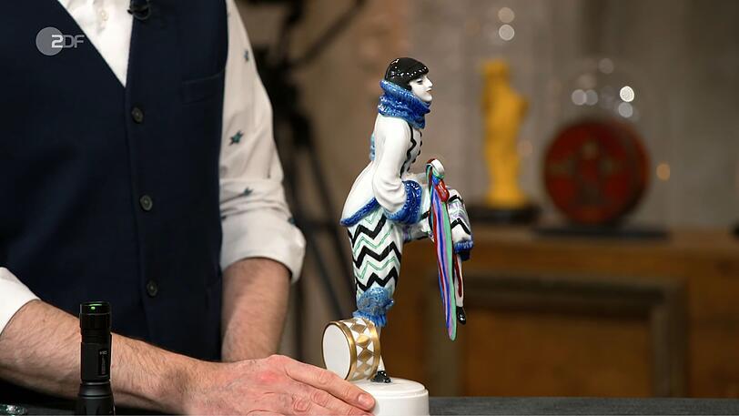 Eine Porzellan-Figurine von Rosenthal wollten Maren und ihr Mann Rolf f&uuml;r rund 500 Euro ver&auml;u&szlig;ern. Colmar Schulte-Goltz erh&ouml;hte auf bis zu 1.200, obwohl er Kratzer erkannt hatte. Fabian Kahl bezahlte 820 Euro f&uuml;r die clowneske Dame.