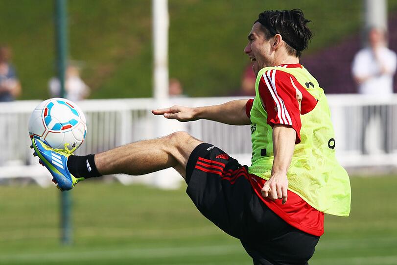 Hier tanzt Danijel Pranjic mit dem Ball.