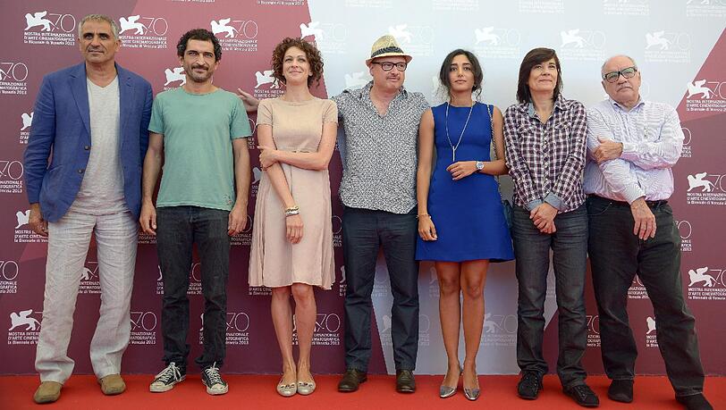 Die Mitglieder der "Orizzonti"-Jury (v.l.n.r.): der italienische Regisseur Leonardo Di Costanzo, der ägyptische Schauspieler Amr Waked, die russische Schauspielerin Kseniya Rappoport, der belgische Regisseur Frederic Fonteyne, die iranische Schauspielerin Golshifteh Farahani, die französische Regisseurin Catherine Corsini und der US-amerikansiche Regisseur Paul Schrader.
