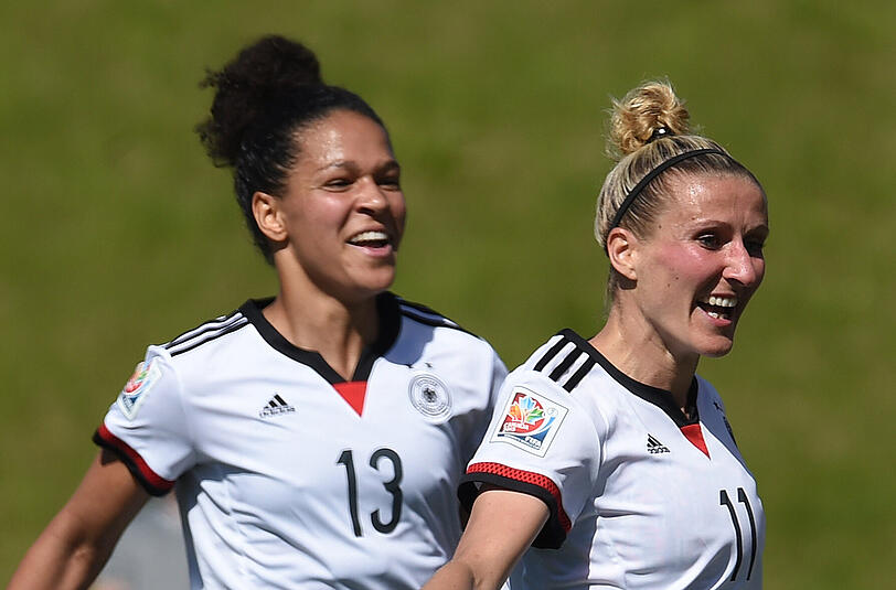 Celia Sasic (L) und Anja Mittag bilden das gefährlichste Sturm-Duo der Weltmeisterschaft in Kanada!