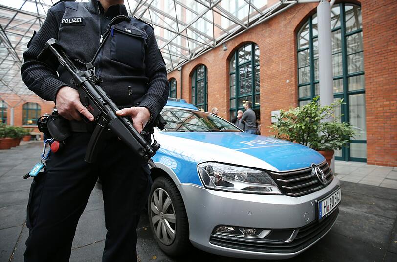 Nach den Terroranschlägen in Paris findet das Länderspiel am Abend unter verstärkten Sicherheitsvorkehrungen statt.