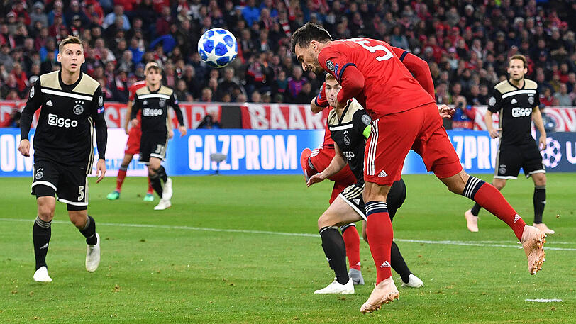 MATS HUMMELS, NOTE 3: Das ging ja gut los. Wie sehr sich der Innenverteidiger über das 1:0, seinen entschlossenen Kopfballtreffer, freute, zeigte seine Sehnsucht nach einem Tor. Gutes Stellungsspiel, wertvolle Tacklings in brenzligen Situationen. Am Ende verletzt raus.