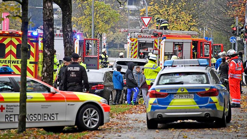 Bei einem Treppenhausbrand in Neuperlach rettete die Feuerwehr 17 Personen aus den oberen Stockwerken. Bei einem Treppenhausbrand in Neuperlach rettete die Feuerwehr 17 Personen aus den oberen Stockwerken.