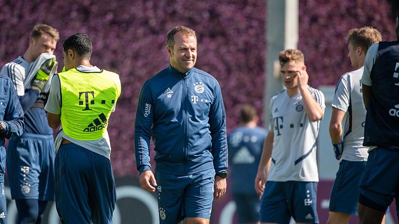 Er begrüßt seine Stars frühestens am Mittwoch an der Säbener Straße: Bayerns Trainer Hansi Flick.