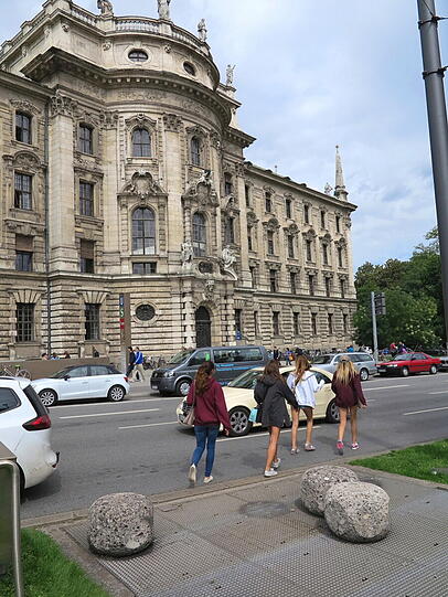 Die dicken Steine schauen auch vor dem Justizpalast gut aus.