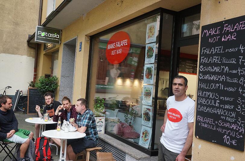 Am Anfang hat Nchasi den Namen des Ladens mit Klebeband aufs Schaufenster geschrieben. "Da sind viele Leute stehengeblieben und haben ein Foto&ldquo;, erzählt er lächelnd. Der Name macht Appetit aufs Nachdenken.