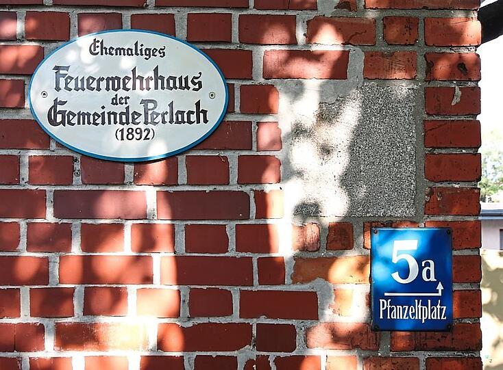 Info-Tafeln erklären Historisches.