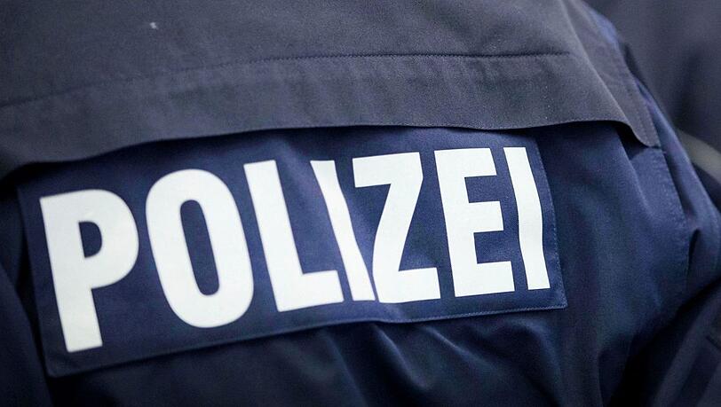 Die Polizei hat die offensichtlich alkoholisierten Männer über Nacht in Gewahrsam genommen. (Symbolbild) Die Polizei hat die offensichtlich alkoholisierten Männer über Nacht in Gewahrsam genommen. (Symbolbild)