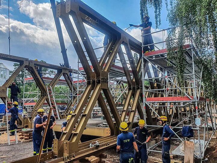 Die Freisinger Brückenbauer beim Montieren der Behelfsbrücke.