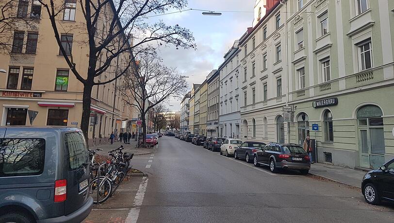 Die Balanstraße stadteinwärts, links die Einmündung Rablstraße.