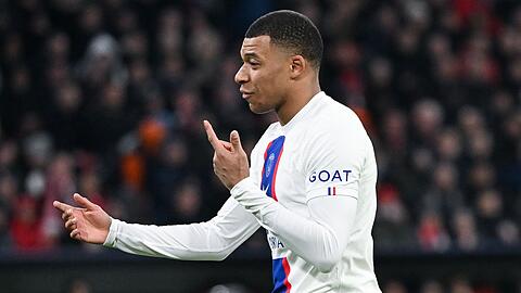 Kylian Mbappé von Paris Saint-Germain gestikuliert auf dem Platz.
