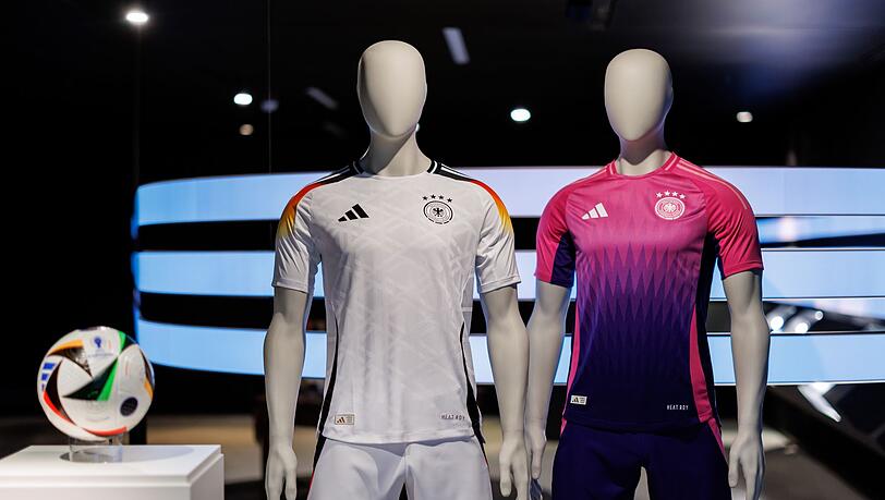 Die offiziellen Trikots der deutschen Fußball-Nationalmannschaft für die Heim-EM 2024.