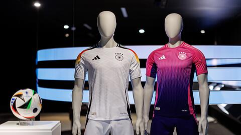 Die offiziellen Trikots der deutschen Fußball-Nationalmannschaft für die Heim-EM 2024.