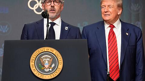 US-Präsident Trump (r) und Olympia-Organisationschef Casey Wasserman