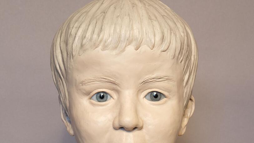 Mit einer Gesichtsrekonstruktion des toten Jungen sucht die Polizei den T&auml;ter. (Archivbild)