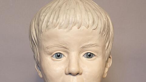 Mit einer Gesichtsrekonstruktion des toten Jungen sucht die Polizei den T&auml;ter. (Archivbild)