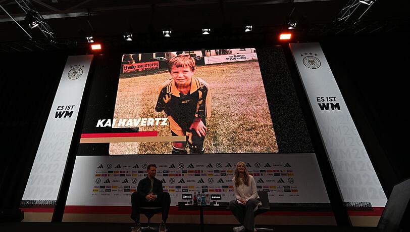 Julian Nagelsmann (l) lobt Kai Havertz bei der WM-Nominierung in einem Video, das den Arsenal-Profi (oben) als kleinen Jungen zeigt. (Archivbild)