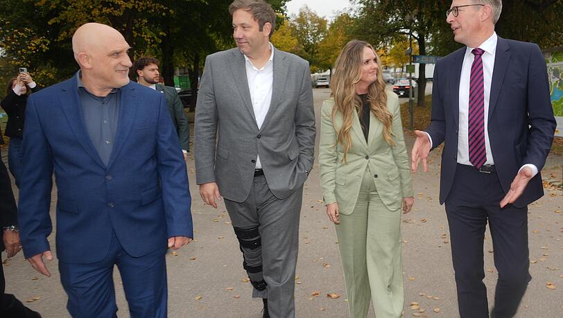 Projektleiter Kai Zosseder (l.), Lars Klingbeil (SPD), Mona Fuchs (Grüne) und Wissenschaftsminister Markus Blume (CSU) im Olympiapark. Projektleiter Kai Zosseder (l.), Lars Klingbeil (SPD), Mona Fuchs (Grüne) und Wissenschaftsminister Markus Blume (CSU) im Olympiapark.