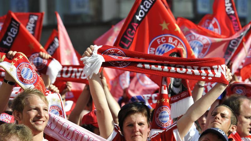 Vor dem Rathaus feierten die Bayern-Fans trotz der Niederlage ihre Stars. Vor dem Rathaus feierten die Bayern-Fans trotz der Niederlage ihre Stars.