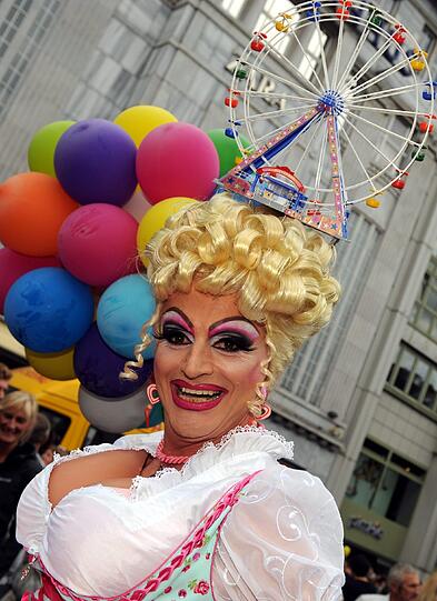 Fantasievoll bekleidet feiern am Samstag die Teilnehmer auf der Parade zum Christopher Street Day (CSD) in Berlin.