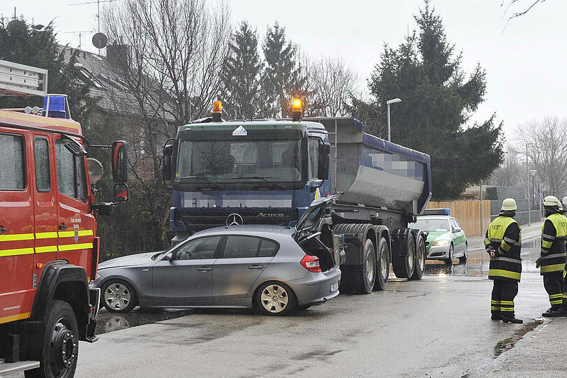 Weil die Vorfahrt missachtet wurde, kam es an der Kreuzung Breslauerstraße/ Mühlfeldweg zu einem Unfall zwischen einem Auto und einem Lka; zwei Personen wurden dabei verletzt.