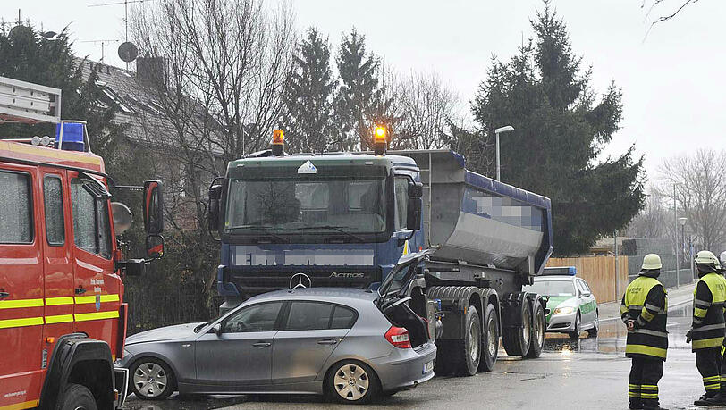 Weil die Vorfahrt missachtet wurde, kam es an der Kreuzung Breslauerstraße/ Mühlfeldweg zu einem Unfall zwischen einem Auto und einem Lka; zwei Personen wurden dabei verletzt. Weil die Vorfahrt missachtet wurde, kam es an der Kreuzung Breslauerstraße/ Mühlfeldweg zu einem Unfall zwischen einem Auto und einem Lka; zwei Personen wurden dabei verletzt.