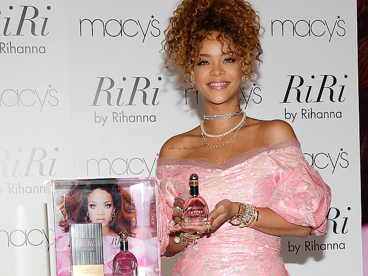 So richtig dufte war Rihannas Outfit nicht, in dem sie ihr neues Parfüm präsentierte