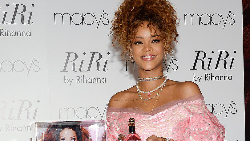 So richtig dufte war Rihannas Outfit nicht, in dem sie ihr neues Parfüm präsentierte So richtig dufte war Rihannas Outfit nicht, in dem sie ihr neues Parfüm präsentierte
