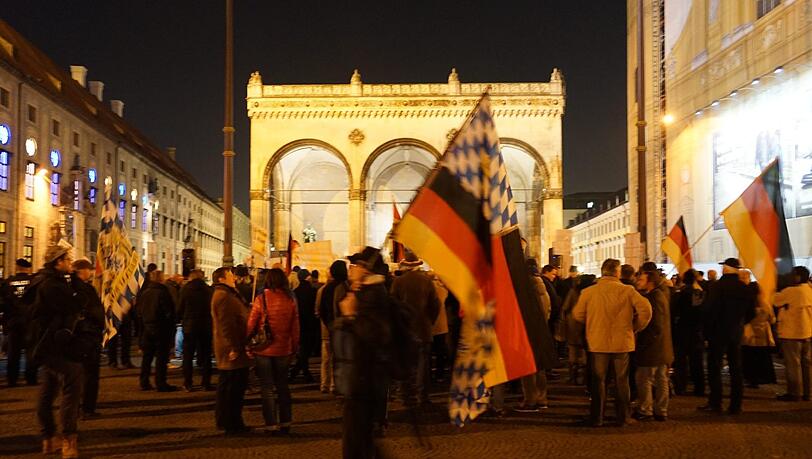 Pegida-Demonstranten vor der Feldherrnhalle. Pegida-Demonstranten vor der Feldherrnhalle.