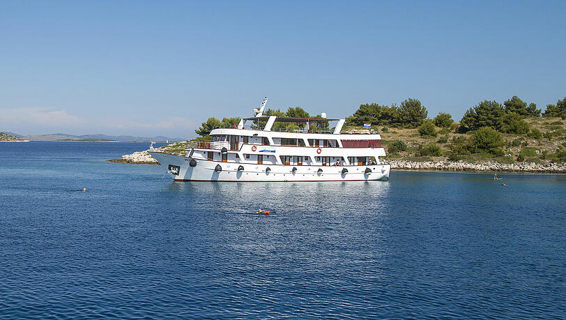 Die Yacht MY Vita und ihre Crew bringen Sie zu den schönsten Foto-Locations. Die Yacht MY Vita und ihre Crew bringen Sie zu den schönsten Foto-Locations.