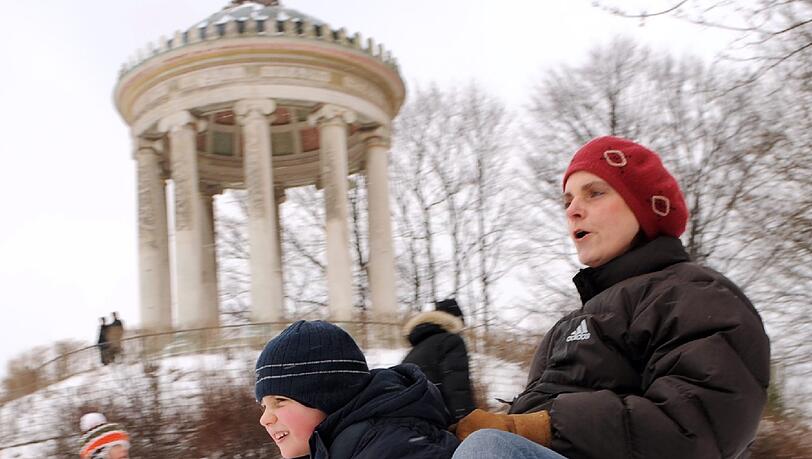 Der Rodelhang am Monopteros ist besonders für Familien geeignet. Der Rodelhang am Monopteros ist besonders für Familien geeignet.